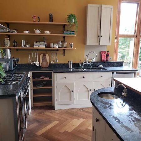3 Bedroom 3 Bathroom Ground Floor Condo With Veranda Reigate Exterior foto