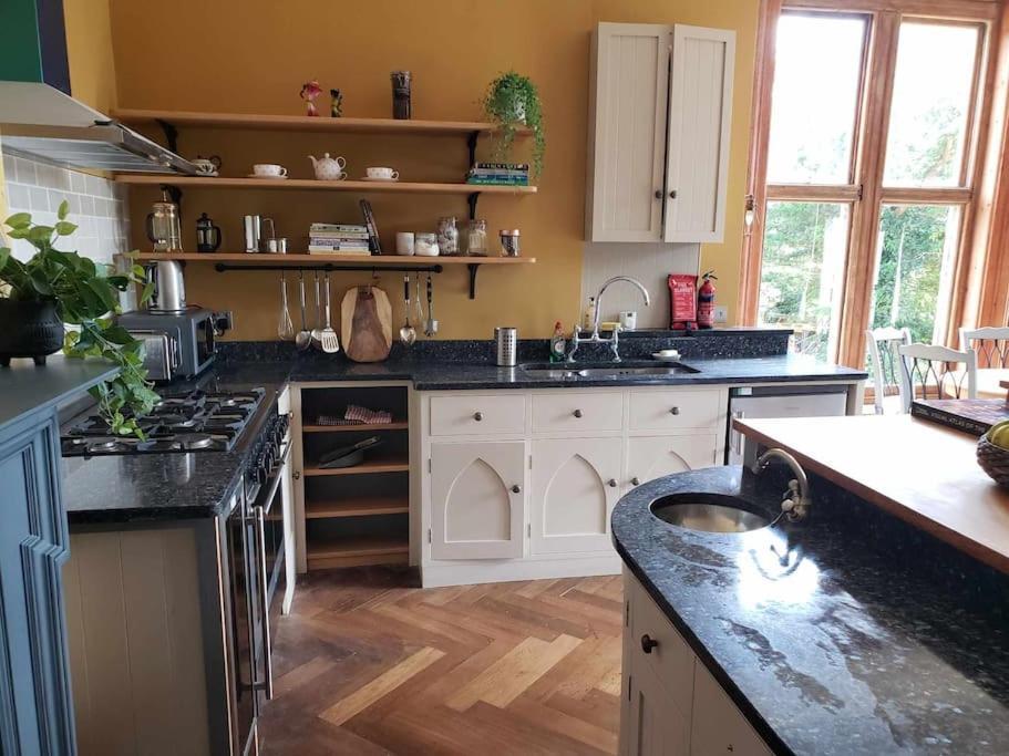3 Bedroom 3 Bathroom Ground Floor Condo With Veranda Reigate Exterior foto