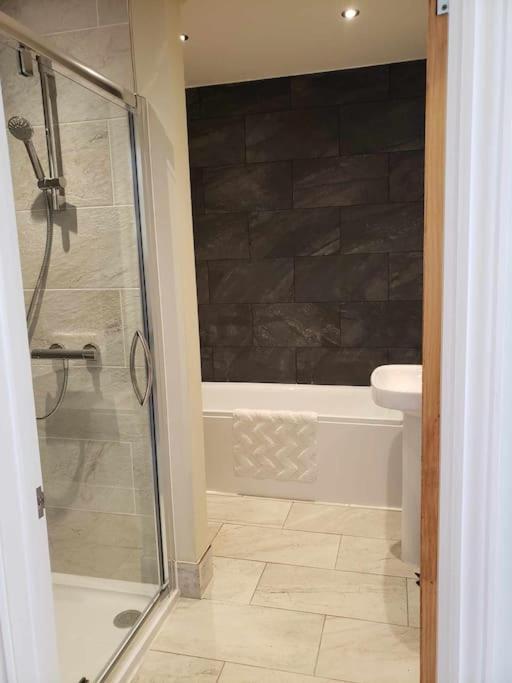 3 Bedroom 3 Bathroom Ground Floor Condo With Veranda Reigate Exterior foto